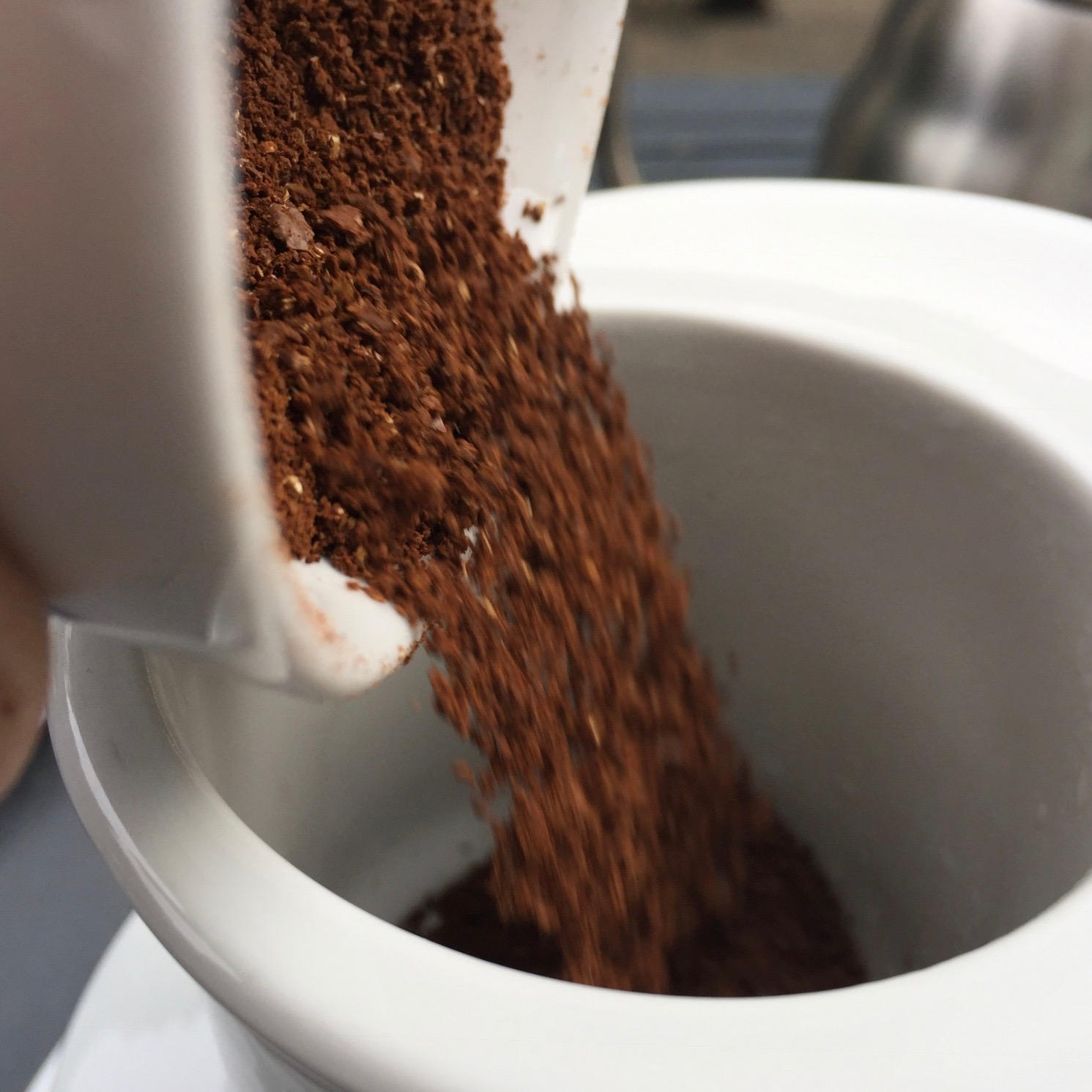 SKB / Kaffee mit Profil · Kaffeemehl · Tassenfilter aus Porzellan